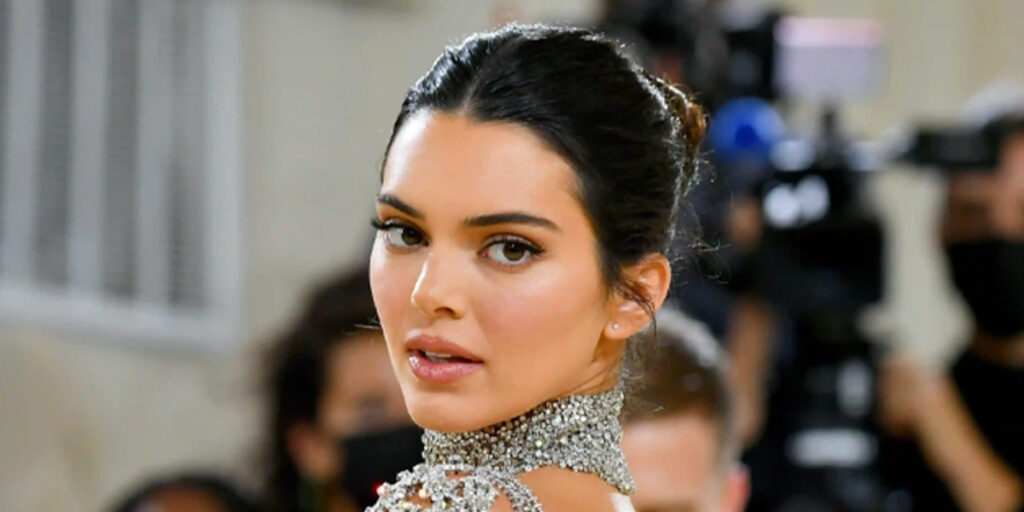 کندال جنر با کفش‌های ترندی جدید در کافه‌های پاریس دیده شد