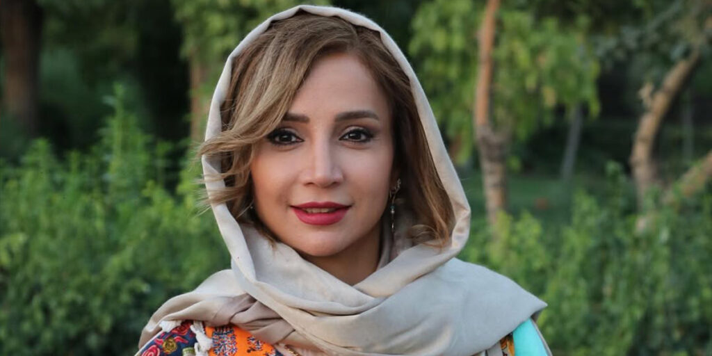 از شومیز گره‌ای تا شلوار طرح‌دار؛ استایل‌های خاص اما راحت شبنم قلی‌خانی در لندن