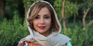 از شومیز گره‌ای تا شلوار طرح‌دار؛ استایل‌های خاص اما راحت شبنم قلی‌خانی در لندن