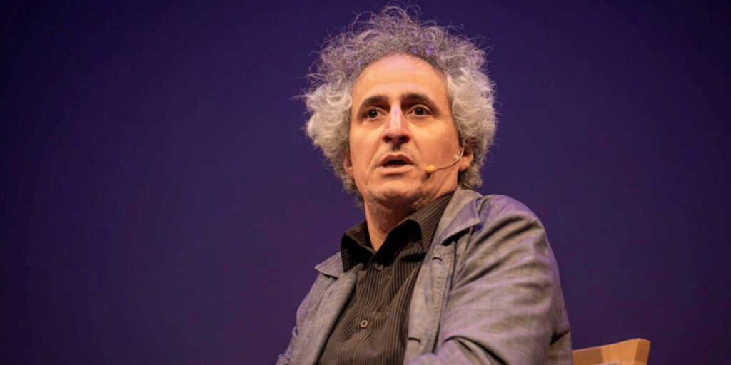 دمپاییهای محسن نامجو در کنسرت