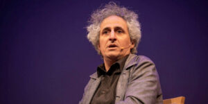 دمپایی‌های محسن نامجو روی صحنه سوژه کاربران شد!