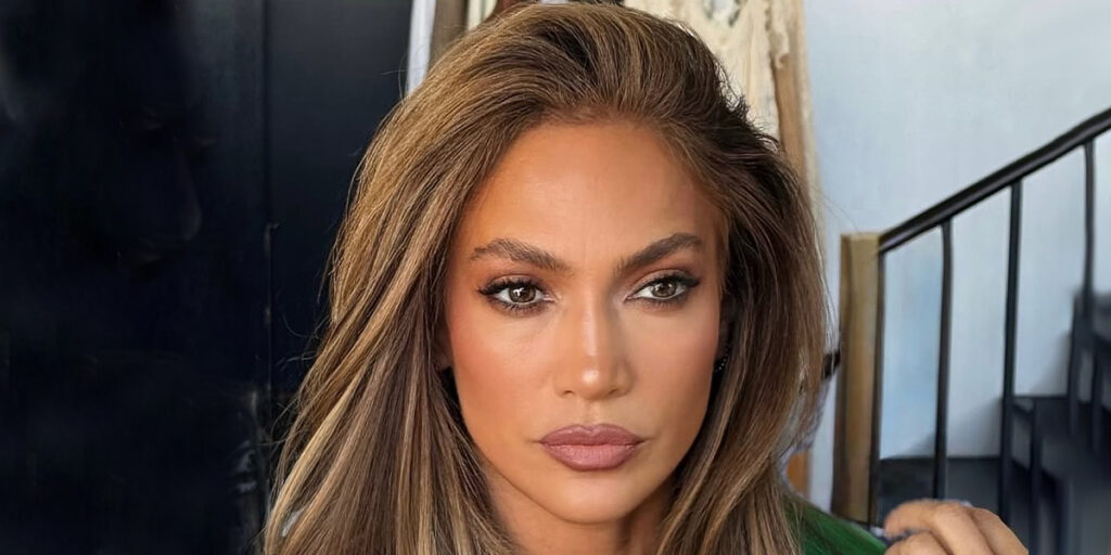 جنیفر لوپز با دستمال‌گردن خاصش خوش‌سلیقگی خود را نشان داد