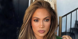 جنیفر لوپز با دستمال‌گردن خاصش خوش‌سلیقگی خود را نشان داد