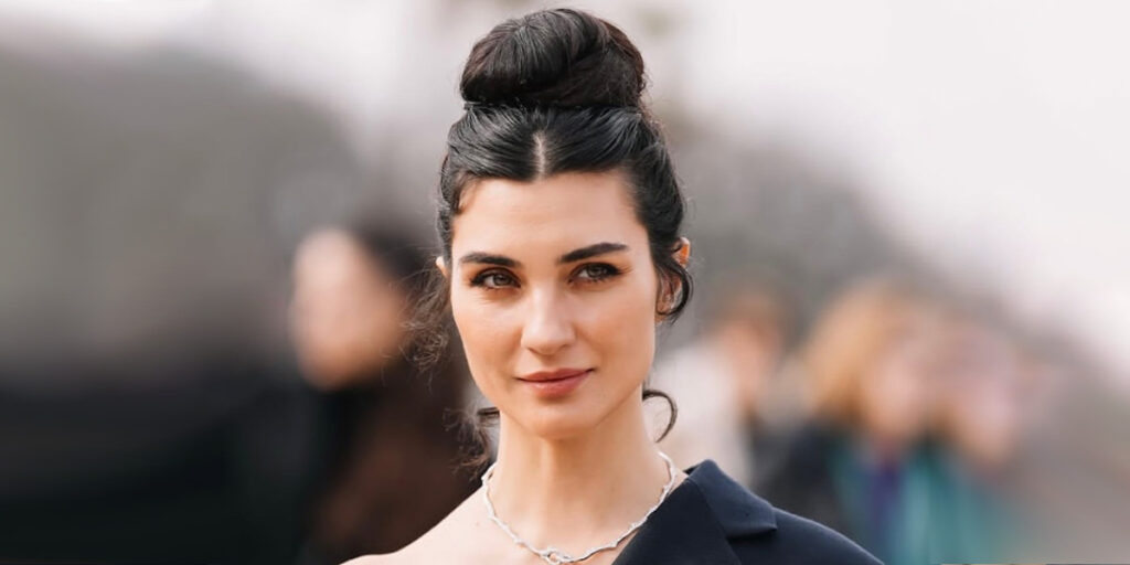 بازیگر مشهور ترک در هفته مد پاریس؛ تیپ خاص طوبا خبرساز شد!