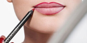 ترفندهایی که آرایشگران لو نمی‌دهند؛ تغییر فرم لب فقط با یک خط لب ساده