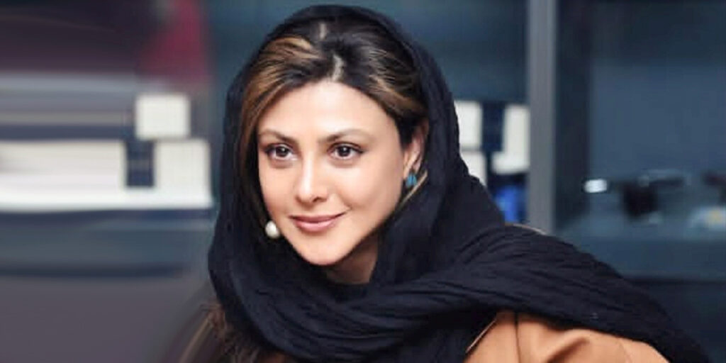 آزاده صمدی با استایل بارداری روی فرش قرمز آمد! پیراهن گشاد او خبرساز شد