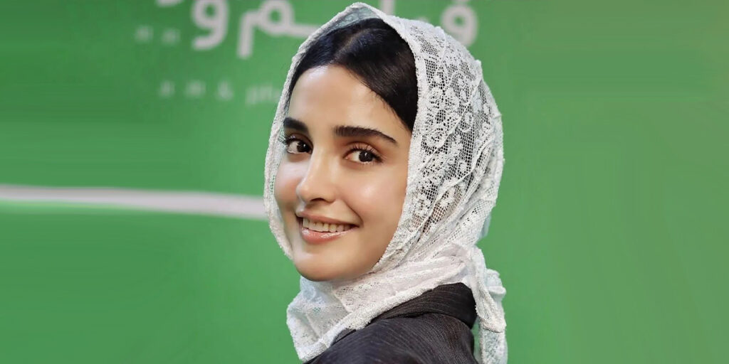 تاپ روی تی‌شرت؟ الهه حصاری در استانبول با استایل‌هایی غافلگیرکننده دیده شد