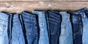 چطور رنگ بالاتنه را با شلوار جین ست کنیم؟ راهنمایی برای استایل شیک‌تر