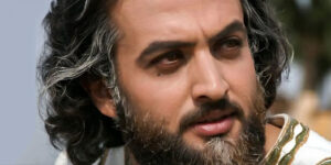 یوزارسیف مشهور با کت قرمز در خانه بازیکن استقلال جنجال به پا کرد!