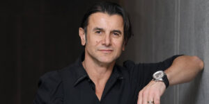 امین حیایی با کت پوست‌ماری صحنه را تسخیر کرد!