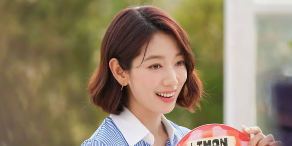 پارک شین هه با کت و شلوار صورتی