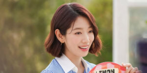 استایل لطیف و جسورانه؛ بازیگر مشهور کره‌ با کت و شلوار صورتی‌اش غوغا به پا کرد