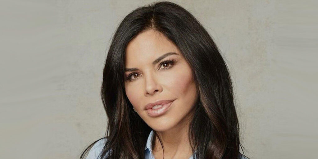 لورن سانچز با کت و دامن کمیاب و خاص در هفته مد پاریس درخشید