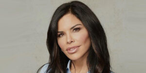 لورن سانچز با کت و دامن کمیاب و خاص در هفته مد پاریس درخشید