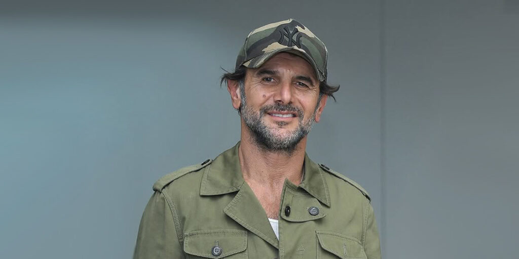 امین حیایی با استایل مشکی و ساعت میلیاردی‌اش در یک مراسم اکران دیده شد