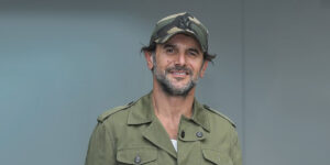 امین حیایی با استایل مشکی و ساعت میلیاردی‌اش در یک مراسم اکران دیده شد