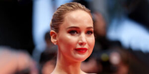 جنیفر لارنس با پیراهن مشکی و موهای چتری، تعریف جدیدی از جذابیت داد