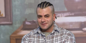 عینک خاص و پیراهنی که برای روزهای گرم تابستان مناسب‌تر است؛ نگاهی به استایل جدید روزبه حصاری