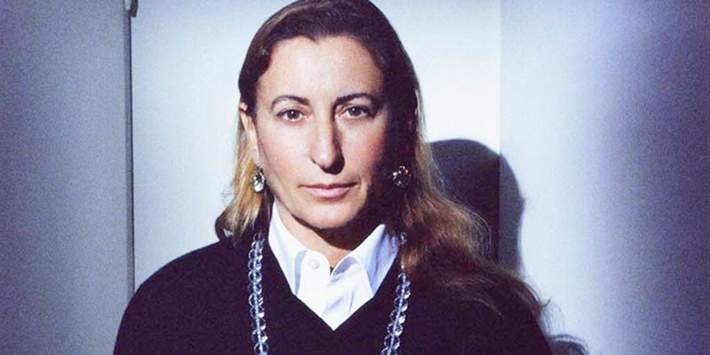 شیوه جذابی که طراح مشهور، مینی اسکارف را در استایلش به کار می‌گیرد