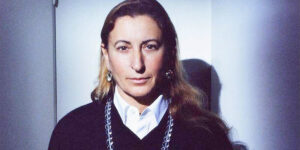 شیوه جذابی که طراح مشهور، مینی اسکارف را در استایلش به کار می‌گیرد