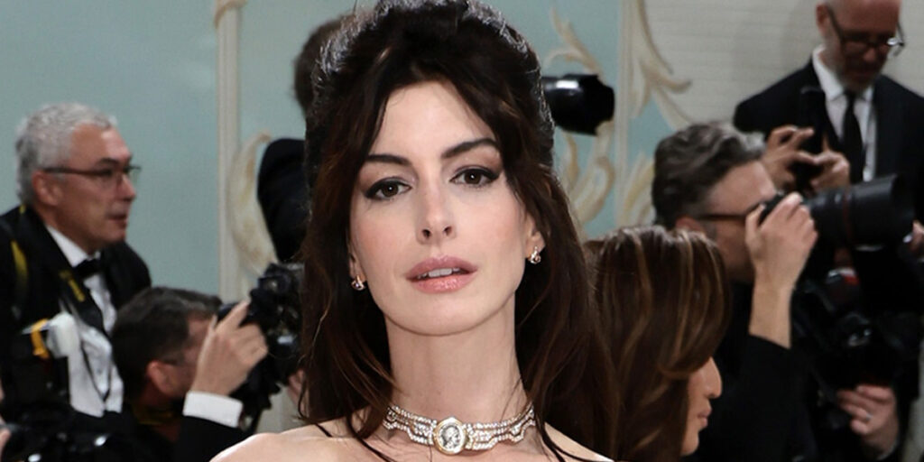 وقتی آن هاثاوی تصمیم می‌گیرد قرمز بپوشد، فقط باید تماشا کرد!