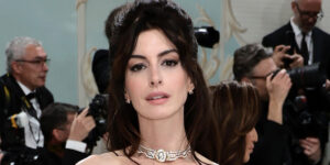 وقتی آن هاثاوی تصمیم می‌گیرد قرمز بپوشد، فقط باید تماشا کرد!