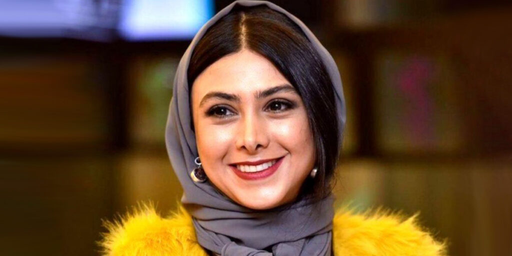 آزاده صمدی با تیپ موتورسواری کیف جدیدش را تبلیغ کرد