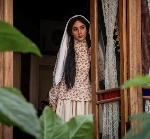 نگاهی به پوشش زنان «بامداد خمار» در گذار از قاجار به پهلوی