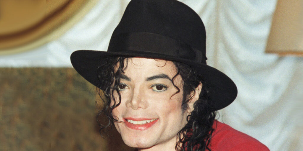 تصاویری از فیلم «مایکل» که طراحی لباس مطابق واقعیت را نمایش می‌دهد