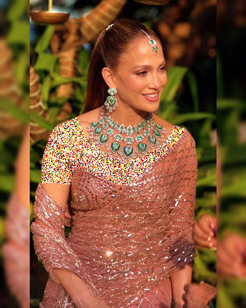 جنیفر لوپز با ساری صورتی