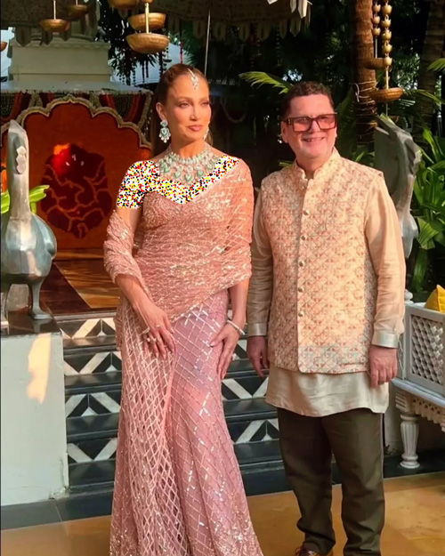 جنیفر لوپز با ساری صورتی