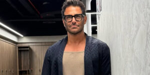 گلزار کت‌وشلوار پوشید و روی موتور نشست؛ استایل جدید او جنجالی شد!