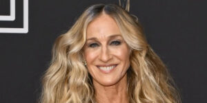 کفش سرخابی در دربار بریتانیا؛ جنجال سارا جسیکا پارکر در دیدار با ملکه کامیلا