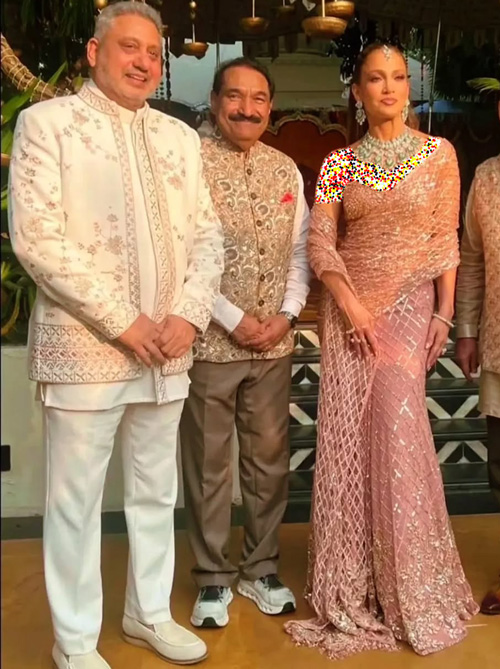 جنیفر لوپز با ساری صورتی