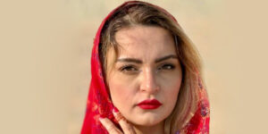 نیلوفر پارسا با استایلی رنگارنگ و منحصربه‌فرد؛ این کت شلوغ چشم را درد می‌آورد