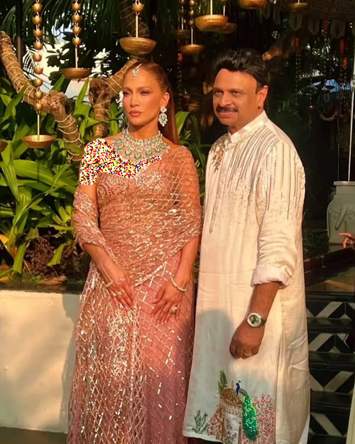 جنیفر لوپز با ساری صورتی