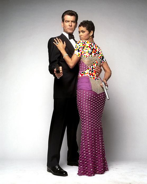 لباس جیمز باندی کیم کارداشیان