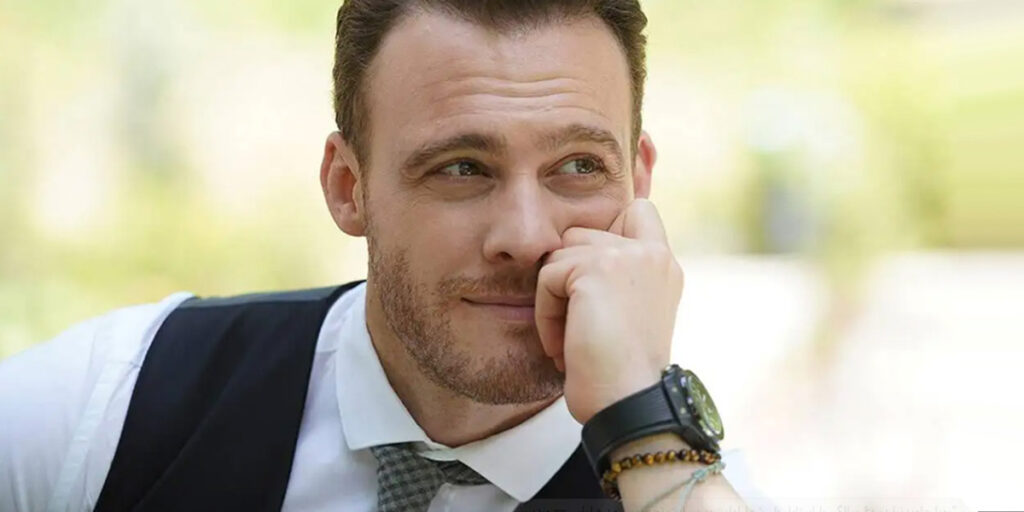 بازیگر مشهور ترک با پیراهن ساتن روی فرش قرمز آمد؛ انتخابی خاص برای مردان