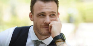 بازیگر مشهور ترک با پیراهن ساتن روی فرش قرمز آمد؛ انتخابی خاص برای مردان