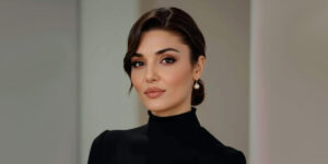 هانده ارچل با این کت و دامن قرمز از دل قصه‌ها بیرون آمده؛ تصاویر جدید او را ببینید