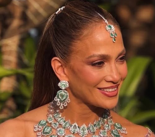 جنیفر لوپز با ساری صورتی