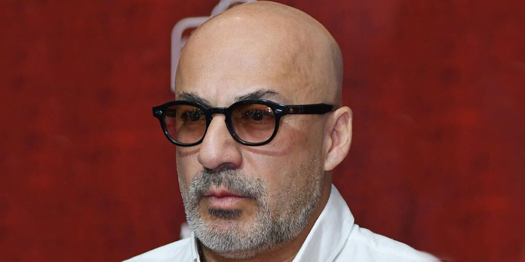 امیر آقایی باز هم با کت چرم جذابیتش را به رخ کشید! انگار نه انگار ۵۰ ساله است