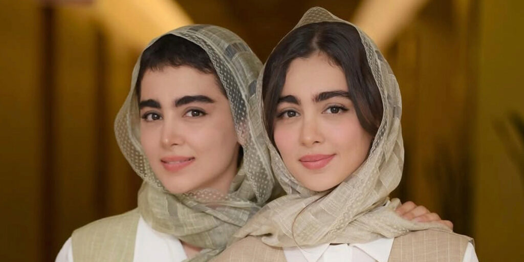 سارا و نیکای پایتخت با استایل‌هایی هماهنگ به تماشای نمایش پر طرفدار نشستند