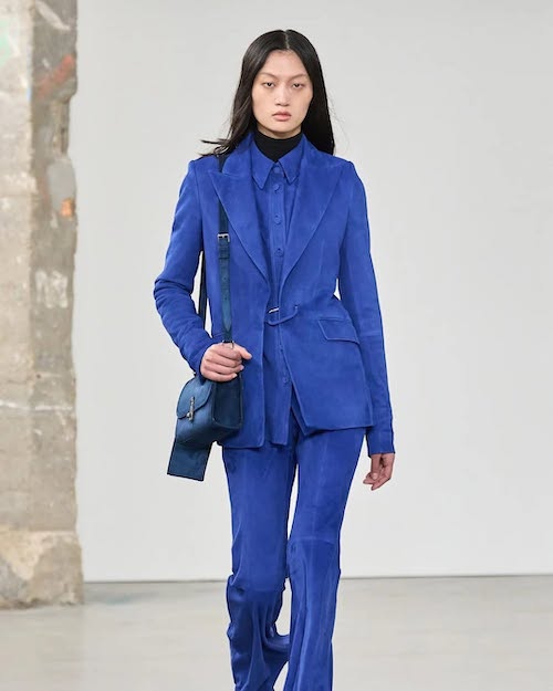 آبی کاربنی، رنگ ترندی جدید