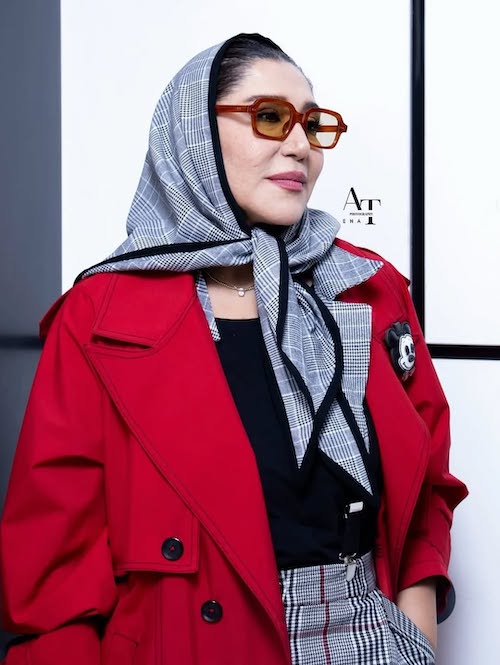 پالتوی قرمز نسیم ادبی