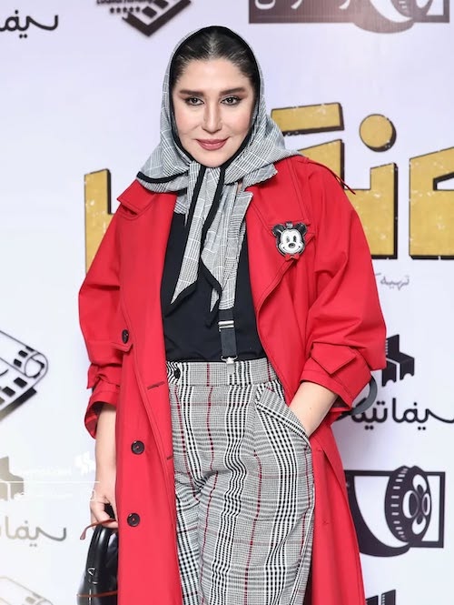 پالتوی قرمز نسیم ادبی