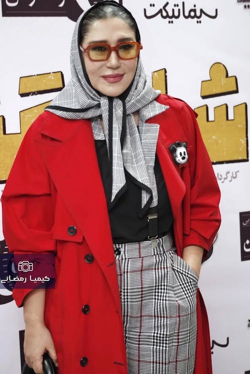 پالتوی قرمز نسیم ادبی