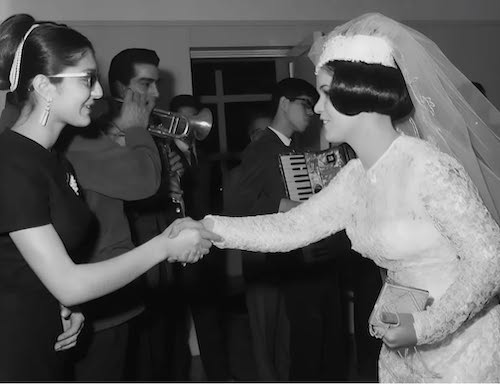 گوگوش در سال ۴۴ 