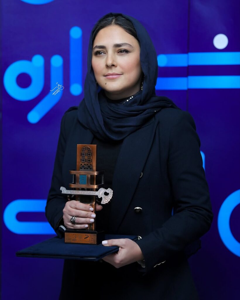 کت سرمهای هدی زینالعابدین