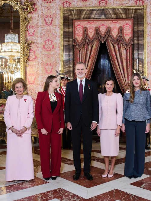 کت و دامن صورتی لتیزیا